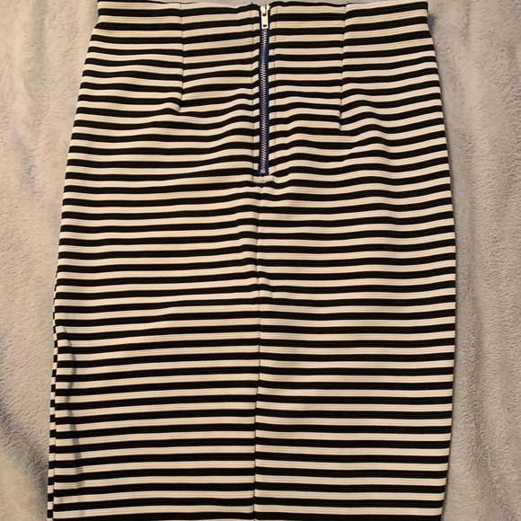 Bodycon midi skirt - Picture 2 of 3